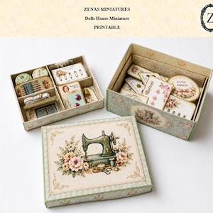 Op de afbeelding: Een set miniatuur naaidoosjes met bloemmotieven en een illustratie van een vintage naaimachine. De doosjes bevatten kleine papieren kaartjes met labels voor naaibenodigdheden zoals knopen, satijnlint en naalden, ontworpen voor een poppenhuis.