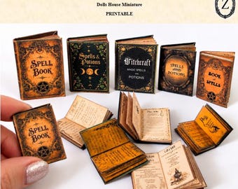 Può includere: Una collezione di libri in miniatura per casa delle bambole con copertine arancioni e nere con titoli come Spell Book, Spells & Potions e Witchcraft. Il set include diversi libri chiusi e volumi aperti che mostrano testo e illustrazioni stampate.