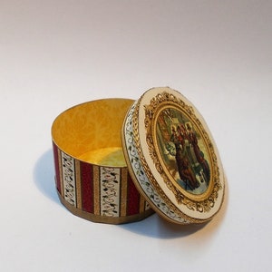 DollHouse small Christmas hat box-Victorian Family Miniature 1:12