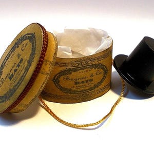 Dollhouse Gents oval Hat Box with hat - Baynes & Co 1/12th Miniature