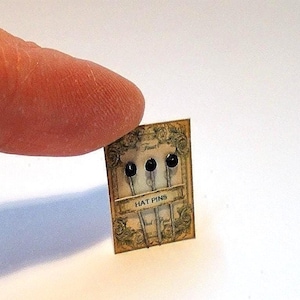 Spilla per cappello da casa delle bambole in miniatura in scala 1/12, stile vintage
