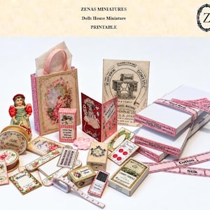 Puede incluir: Una colección de artículos de costura en miniatura para casas de muñecas que incluye una bolsa, una muñeca pequeña, cajas etiquetadas para botones, cintas de seda, agujas e hilo, una cinta métrica y tarjetas impresas con gráficos de estilo vintage.