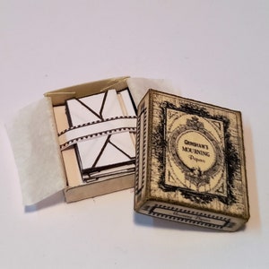 Papelaria de luto vitoriana/eduardiana para casa de bonecas, letras miniatura 1/12