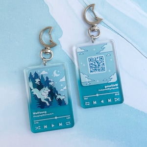 Può includere: Due portachiavi in acrilico blu e bianco con un design di lettore musicale. Un portachiavi presenta un lupo che ulula alla luna in una scena di foresta con il testo "Wolfsong SleepingWolvesArt". L'altro portachiavi presenta un codice QR e il testo "Wolfsong SleepingWolvesArt".