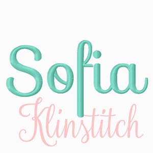 Könnte beinhalten: Ein gestickter Name "Sofia" in blaugrün mit einer darunterliegenden pinkfarbenen Kursivschrift, die "Klinstitch" lautet.