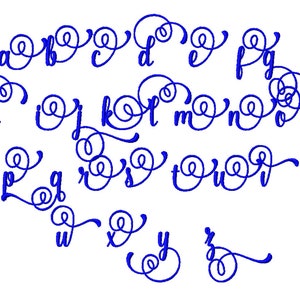 Op de afbeelding: Een blauw alfabet met een decoratief swirl-ontwerp. Elke letter is gestyled met een unieke versiering.