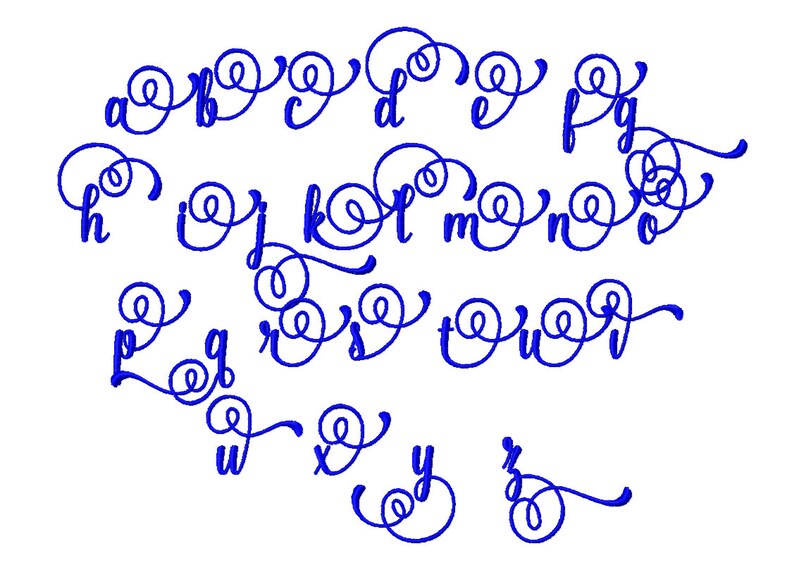 Op de afbeelding: Een blauw alfabet met een decoratief swirl-ontwerp. Elke letter is gestyled met een unieke versiering.