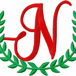 Könnte beinhalten: Ein roter Buchstabe N in einer kursiven Schriftart, umgeben von einem grünen Kranz.