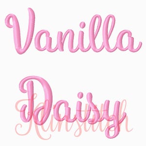 Puede incluir: Dos nombres bordados en rosa, "Vanilla" y "Daisy", en una fuente cursiva.