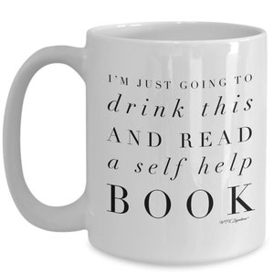 Pu&ograve; includere: Tazza da caff&egrave; in ceramica bianca con un design nero che recita "Sto solo per bere questo e leggere un libro di auto-aiuto".