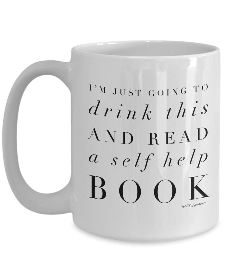 Pu&ograve; includere: Tazza da caff&egrave; in ceramica bianca con un design nero che recita "Sto solo per bere questo e leggere un libro di auto-aiuto".