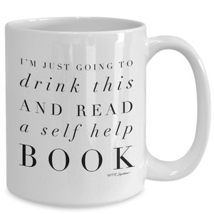 Pu&ograve; includere: Tazza da caff&egrave; in ceramica bianca con testo nero che recita "Sto solo per bere questo e leggere un libro di auto-aiuto".