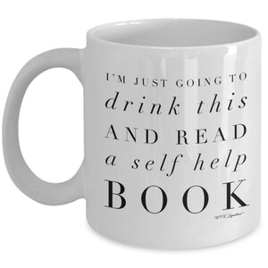 Pu&ograve; includere: Tazza da caff&egrave; in ceramica bianca con testo nero che recita "Sto solo per bere questo e leggere un libro di auto-aiuto".