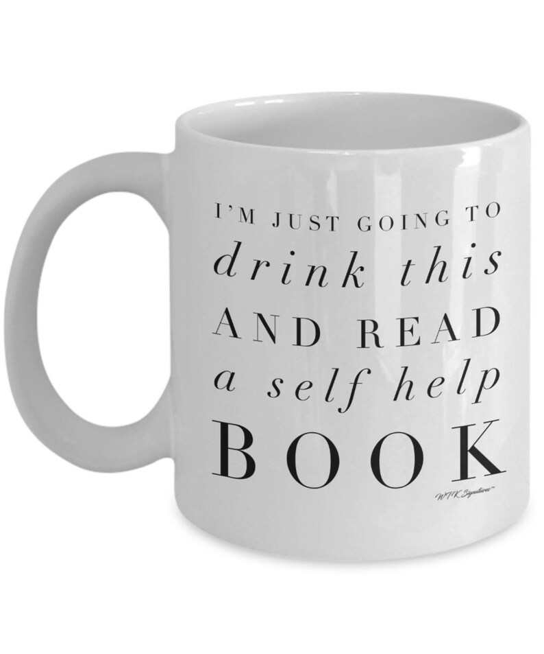 Pu&ograve; includere: Tazza da caff&egrave; in ceramica bianca con testo nero che recita "Sto solo per bere questo e leggere un libro di auto-aiuto".