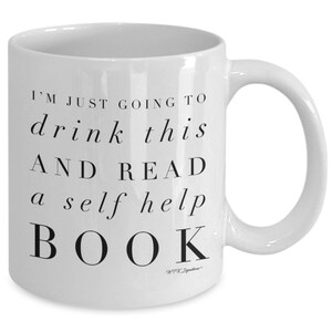 Pu&ograve; includere: Tazza da caff&egrave; in ceramica bianca con testo nero che recita "Sto solo per bere questo e leggere un libro di auto-aiuto".