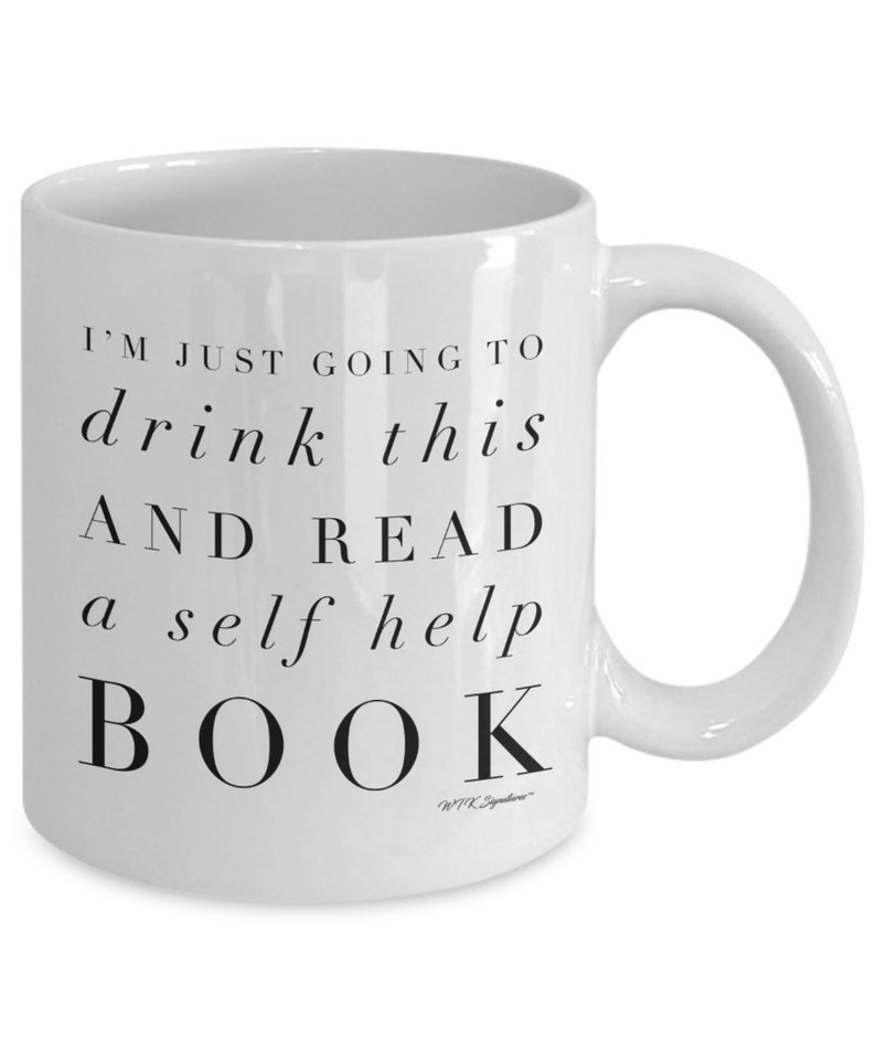 Pu&ograve; includere: Tazza da caff&egrave; in ceramica bianca con testo nero che recita "Sto solo per bere questo e leggere un libro di auto-aiuto".