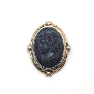 Vintage Costume Cameo Brooch