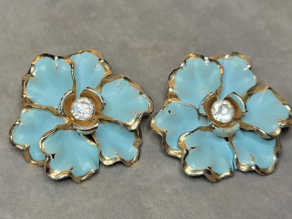 Enamele Light Blue Flower Clip On Earrings - image 7