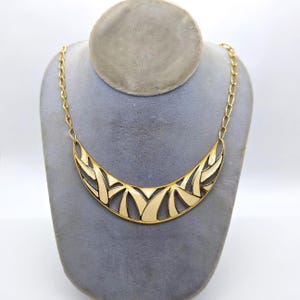 Monet crème geëmailleerde slabbetje, statement ketting jaren 80