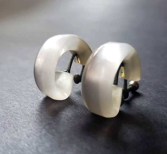 White Celluloid Screw Back Hoop Earrings - image 3