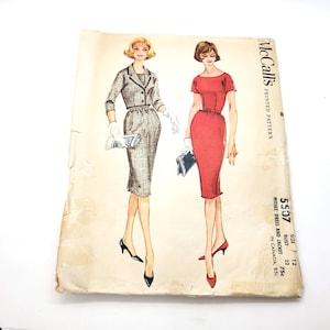 Könnte beinhalten: Vintage McCall's Schnittmuster für ein Kleid und eine Jacke. Das Schnittmuster ist für Größe 12, Brustumfang 81 cm. Das Schnittmuster ist auf braunes Papier gedruckt mit einer Schwarzweißillustration einer Frau, die ein Kleid und eine Jacke trägt.