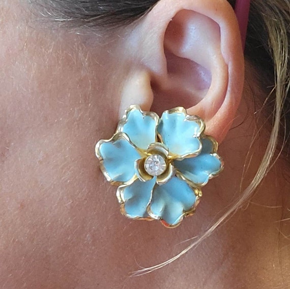 Enamele Light Blue Flower Clip On Earrings - image 10