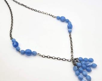 Collar de borlas azules con cadena de plata