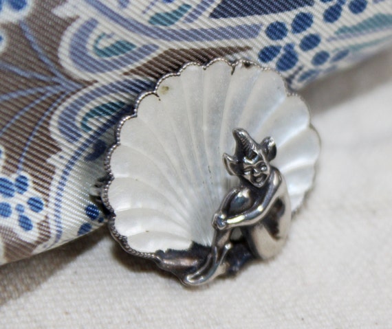 Pixie And White Enameled Sterling Shell Pin - image 2