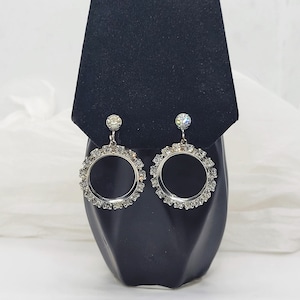 Orecchini a vite con cerchio in strass