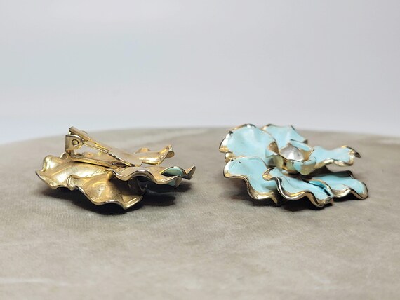 Enamele Light Blue Flower Clip On Earrings - image 8