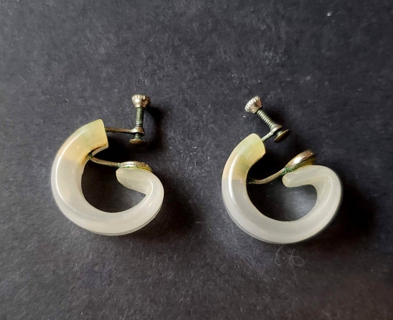 White Celluloid Screw Back Hoop Earrings - image 4