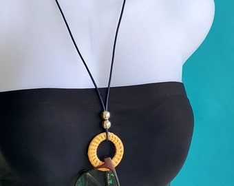 Leren ketting met rotanhanger: brilhouder voor heren en dames, zonnebrilkoord