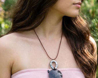 Leren ketting met parelmoer hanger: brillenhouder voor dames en heren