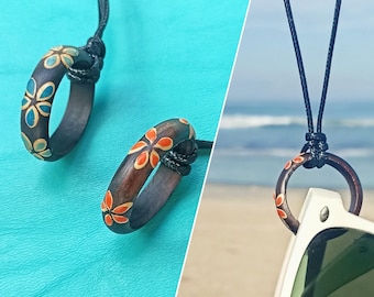 Palissander ketting met geverfde plumeria-hanger: glazenhouder