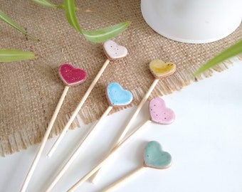 Ensemble de 6 TINY HEART STAKE, piquet de plante, marqueur de plante, dessus de petit gâteau, dessus de gâteau, Saint-Valentin, cadeau pour amoureux des plantes, coeurs arc-en-ciel en céramique