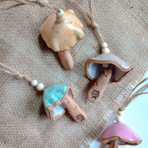 Könnte beinhalten: Rustikales Holzschild mit dem Text "Welcome to our home" in handschriftlichem Stil. Das Schild hat eine Used-Optik und ein schlichtes, einladendes Design, perfekt für eine Veranda oder einen Eingangsbereich.