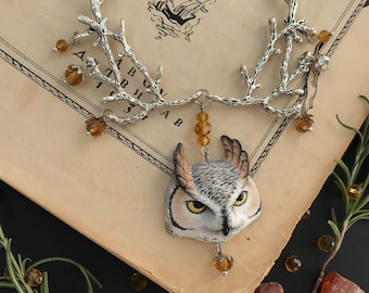 Collar de búho con ramitas de bosque y bayas de cristal
