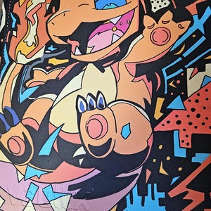 Puede incluir: Una carpeta rectangular con un estampado gráfico vibrante del personaje naranja Charmander. El diseño incluye formas abstractas en azul, amarillo y naranja sobre un fondo negro, con una superficie texturizada y un borde de cremallera visible.