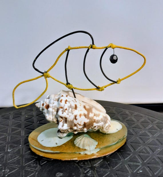 Seashells with acrylic paint and a wire fish - original table decoration
