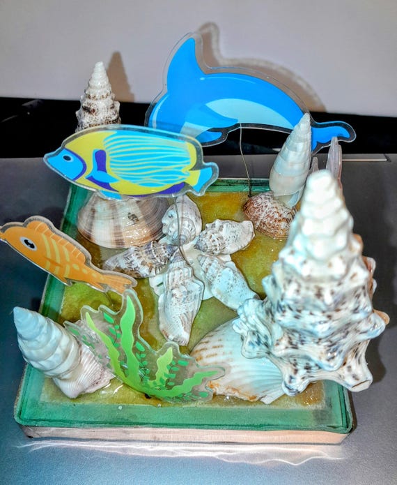 Seashells with acrylic base and plastic fish table decoration