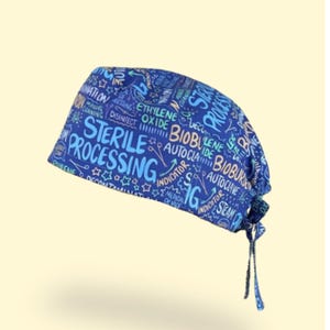 Peut inclure: Ensemble de trois mugs en céramique avec une finition mate et mouchetée. Les mugs sont de couleur crème, gris clair et gris foncé. Chaque mug a un design simple et minimaliste avec une anse arrondie.