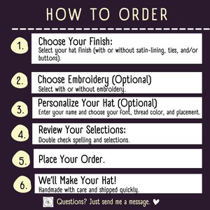 Op de afbeelding: Een donkerpaarse instructieve afbeelding met de titel HOW TO ORDER en zes genummerde stappen in lichtgele cirkels. De tekst beschrijft het kiezen van een hoedafwerking, optionele borduursels, personalisatie, controle, bestellen en de productie.