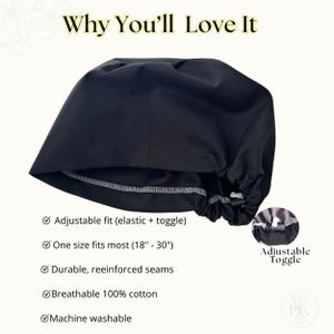 Op de afbeelding: Een effen zwarte operatiemuts met een verstelbare elastische band en een plastic koordstopper voor een goede pasvorm. De tekst vermeldt kenmerken zoals een verstelbare maat van 46-76 cm, versterkte naden, ademend katoen en machinewasbaarheid.