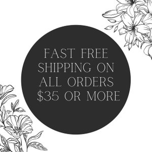 Op de afbeelding: Een zwarte cirkel in het midden van een witte achtergrond met de witte tekst FAST FREE SHIPPING ON ALL ORDERS $35 OR MORE. De hoeken van de afbeelding zijn versierd met zwart-witte lijntekeningen van bloeiende leliebloemen.