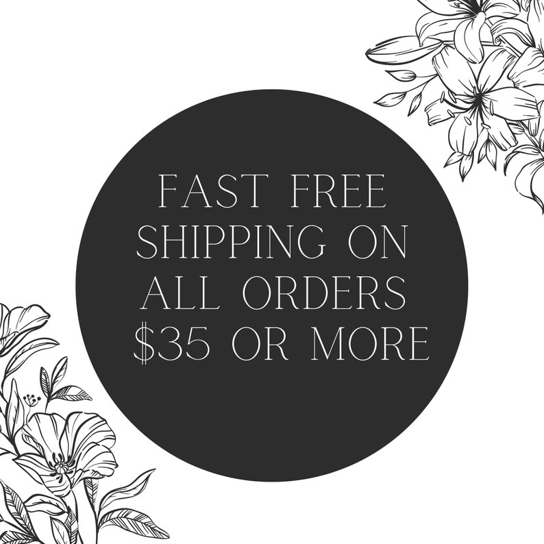 Op de afbeelding: Een zwarte cirkel in het midden van een witte achtergrond met de witte tekst FAST FREE SHIPPING ON ALL ORDERS $35 OR MORE. De hoeken van de afbeelding zijn versierd met zwart-witte lijntekeningen van bloeiende leliebloemen.