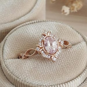 Anillo de compromiso de morganita ovalada estilo vintage: anillo de diamantes en oro rosa de 14 quilates