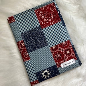 Pode incluir: Uma capa de caderno de tecido patchwork azul e vermelho com um padrão xadrez branco. A capa tem um rótulo que diz "Always September".