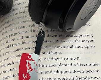 Pingente Kindle Thriller Reader, plugue USB-C para poeira, decoração Kindle, pingente para e-reader, presente literário, presente para ela, pingente para telefone, Kindle Paperwhite