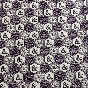 Peut inclure: Un tissu noir et blanc avec un motif répété de dés à 20 faces avec le logo Dungeons and Dragons. Les dés sont entourés de noir et ont les chiffres 2, 4, 6, 8, 10, 12, 14, 16, 18 et 20 sur les faces.