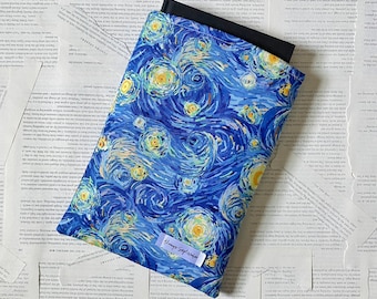 Könnte beinhalten: Ein blauer Buchumschlag mit einem Druck von Van Goghs Sternennacht. Der Umschlag hat ein weißes Etikett mit dem Text "Always Stay Curious".